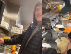 Kocak! Rombongan Pria Ikut Masak di Restoran karena Alasan Ini