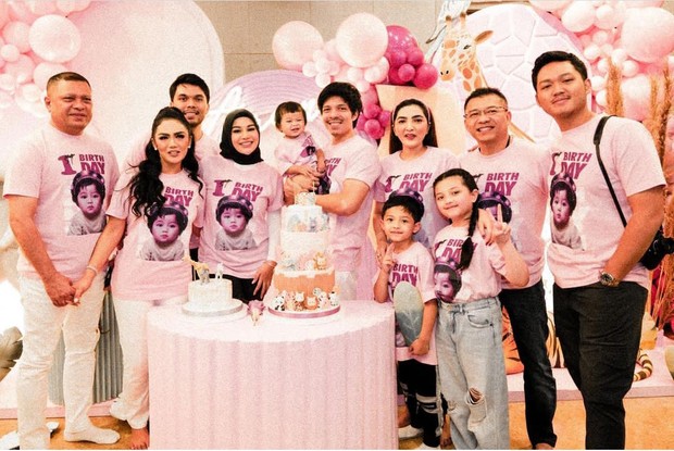 artis yang hidup rukun dengan mantan suaminya