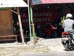 Siswi SMP Terpental ke Tiang Warung Usai Ditabrak Motor di Sukabumi