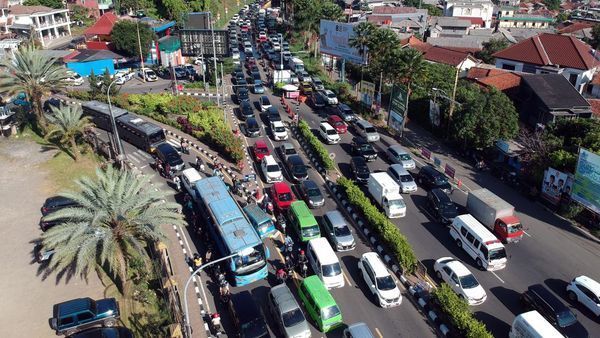Long Weekend, Jalur Puncak Bogor Macet Gaes!