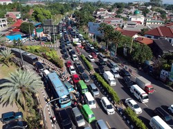 Kawasan Puncak Bogor Macet Siang Ini, One Way Diberlakukan