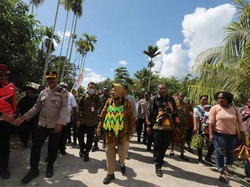 Mensos Risma Blusukan ke Papua