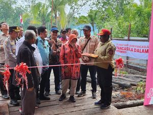 Risma Menangis Haru Resmikan Galangan Kapal Asmat