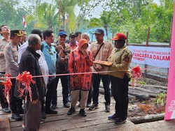 Risma Menangis Haru Resmikan Galangan Kapal Asmat