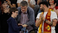 Medali itu diterima seorang pendukung AS Roma yang masih belia. (Foto: AFP via Getty Images/ODD ANDERSEN)