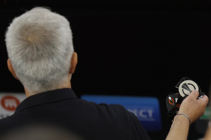 Mourinho Berikan Medali ke Penonton AS Roma's Portuguese coach Jose Mourinho throws his runners-up medal into the crowd after the UEFA Europa League final football match between Sevilla FC and AS Roma at the Puskas Arena in Budapest on May 31, 2023. (Photo by Odd ANDERSEN / AFP) (Photo by ODD ANDERSEN/AFP via Getty Images)