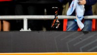 Seusai penerima medali, Pelatih AS Roma Jose Mourinho memilih melemparkan miliknya ke seorang penonton muda. (Foto: AFP via Getty Images/ODD ANDERSEN)