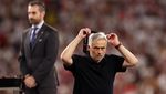 Mourinho Berikan Medali Runner-up Liga Europa ke Penonton