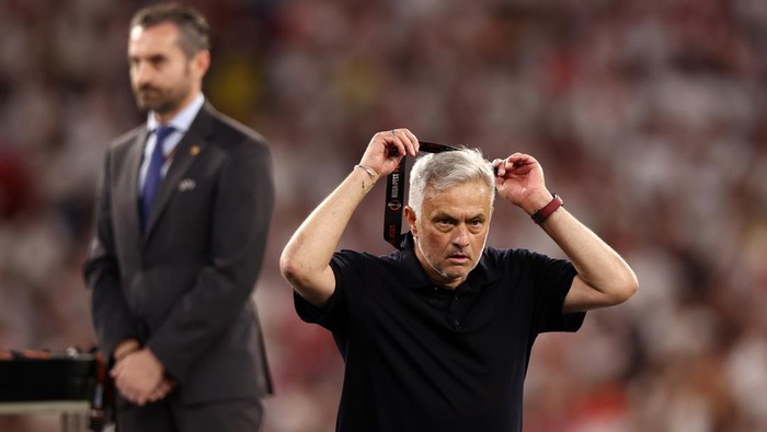 BUDAPEST, HUNGARY - MAY 31: Jose Mourinho, Head Coach of AS Roma, removes their runners up medal after collecting it from Aleksander Ceferin, President of UEFA, (not pictured) after defeat to Sevilla FC in the penalty shoot out during the UEFA Europa League 2022/23 final match between Sevilla FC and AS Roma at Puskas Arena on May 31, 2023 in Budapest, Hungary. (Photo by Naomi Baker/Getty Images)