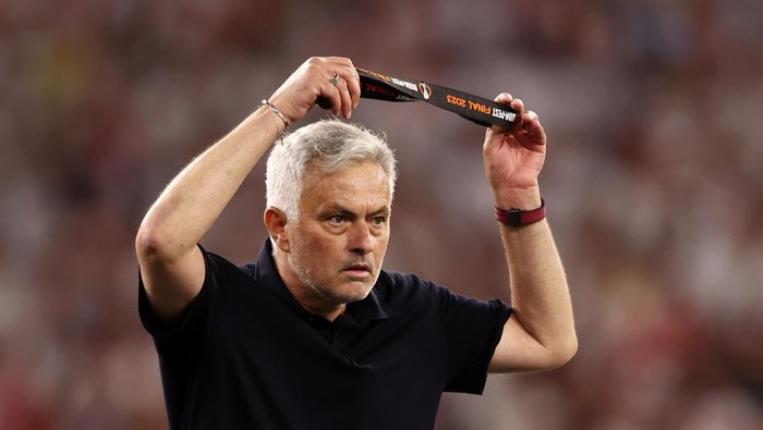 BUDAPEST, HUNGARY - MAY 31: Jose Mourinho, Head Coach of AS Roma, removes their runners up medal after collecting it from Aleksander Ceferin, President of UEFA, (not pictured) after defeat to Sevilla FC in the penalty shoot out during the UEFA Europa League 2022/23 final match between Sevilla FC and AS Roma at Puskas Arena on May 31, 2023 in Budapest, Hungary. (Photo by Naomi Baker/Getty Images)