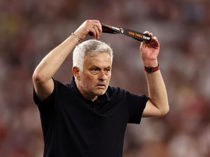AS Roma Gagal Juara Liga Europa, Jose Mourinho Ngamuk ke Wasit di Parkiran AS Roma Gagal Juara Liga Europa, Jose Mourinho Ngamuk ke Wasit di Parkiran