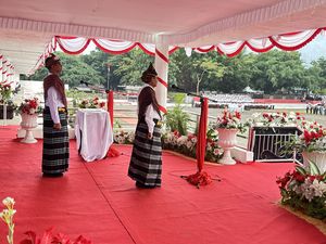 Pakai Baju Ende Lio, Mahfud Pimpin Upacara Hari Pancasila di Ende