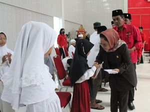PDIP Jatim Hidupkan Pancasila Bersama Anak Yatim PDIP Jatim Hidupkan Pancasila Bersama Anak Yatim