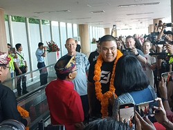 482 Penumpang Pesawat Super Jumbo Airbus 380 Disambut Gubernur Bali