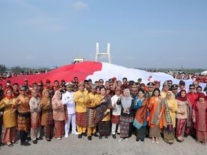 Megahnya Bendera Raksasa Peringatan Hari Lahir Pancasila di Pangkalpinang