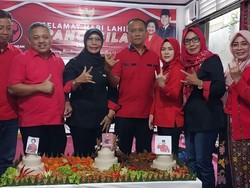 PDIP Mataram Potong Tumpeng Foto Mega-Ganjar Peringati Harlah Pancasila
