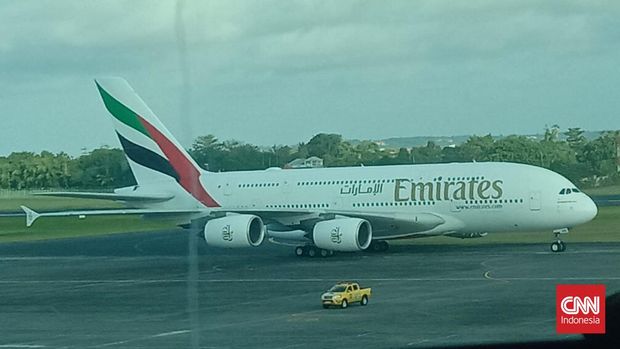 Pesawat terbesar di dunia Emirates mendarat di Bali, Kamis (1/6).