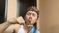 Potret Rafael Tan Jadi Duta Seblak dan Punya Bisnis Ayam Geprek