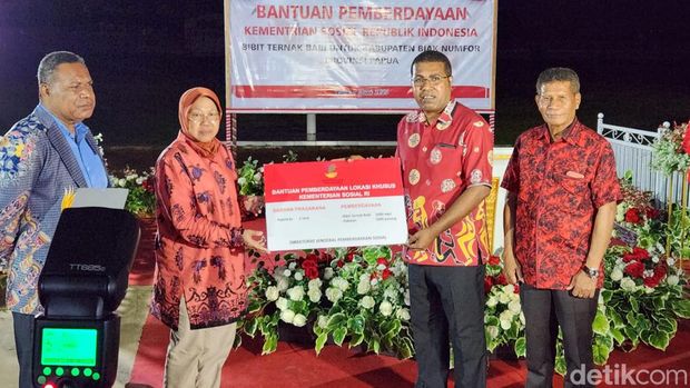 Risma memberikan bantuan kepada warga Bian Numfor, Papua