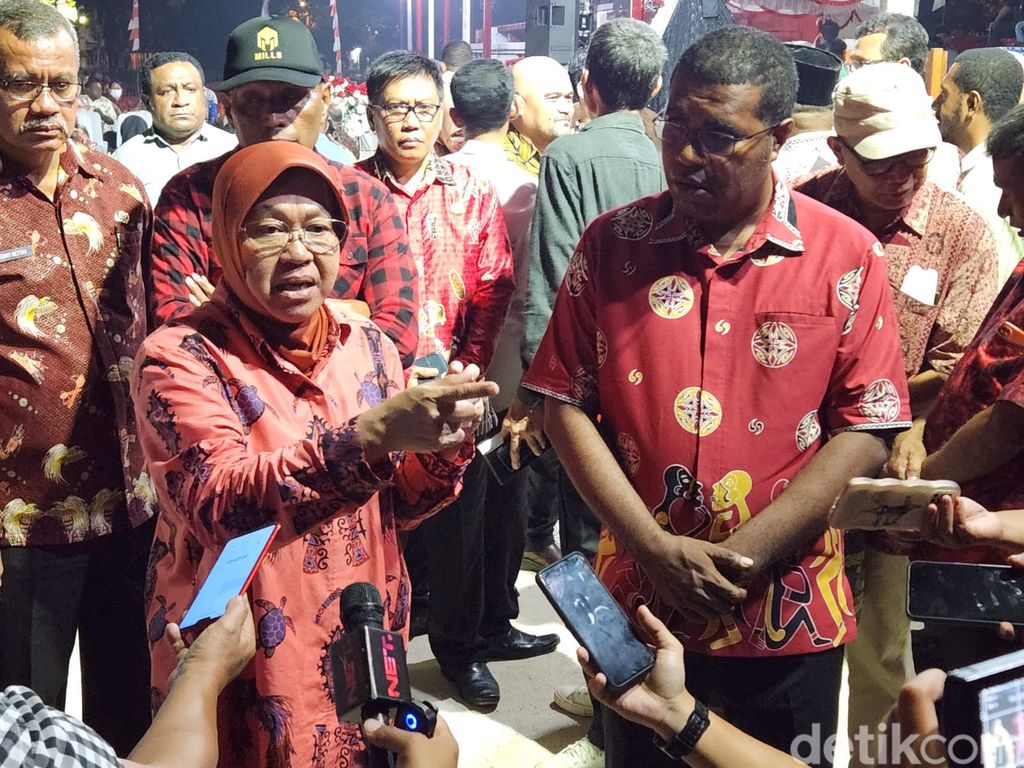 Risma memberikan bantuan kepada warga Bian Numfor, Papua