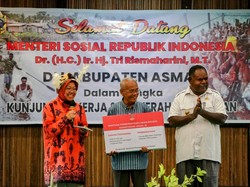 Mensos Risma Serahkan 27 Kapal Fiber buat Warga Agats Papua