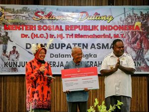 Mensos Risma Serahkan 27 Kapal Fiber buat Warga Agats Papua Mensos Risma Serahkan 27 Kapal Fiber buat Warga Agats Papua