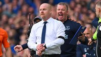 Sean Dyche datang ke Everton menggantikan Frank Lampard saat The Toffees ada di posisi 19 dengan 15 poin dari 20 laga. Di akhir musim, Merseyside Biru lolos dari degradasi usai finis ke-17 dengan 36 poin. Foto: Getty Images/Will Palmer/Allstar
