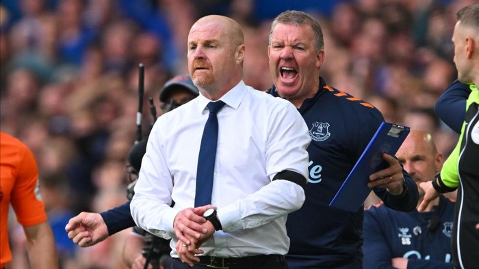 LIVERPOOL, ENGLAND - MAY 28: Sean Dyche, Manager of Everton checks his watch in last minute during the Premier League match between Everton FC and AFC Bournemouth at Goodison Park on May 28, 2023 in Liverpool, United Kingdom. (Photo by Will Palmer/Sportsphoto/Allstar Via Getty Images)