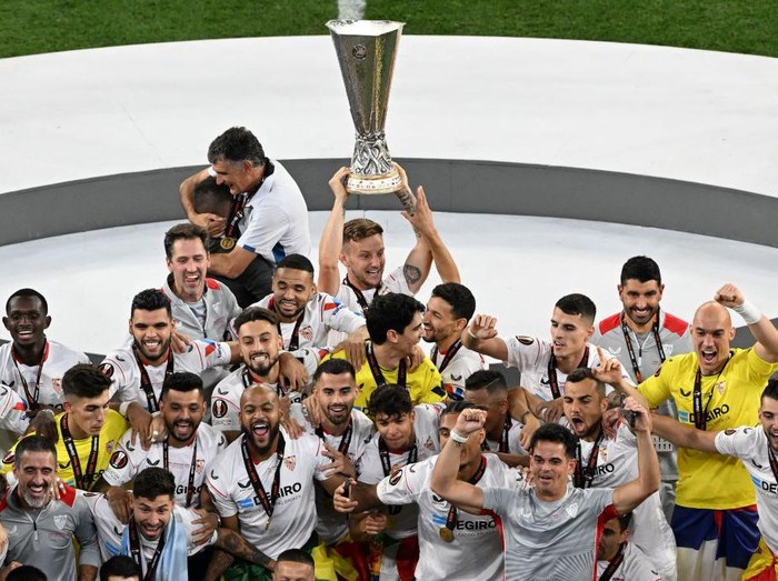 TOPSHOT - Sevilla's Argentinian defender Gonzalo Montiel shoots to score the winning goal in the penalty shoot-out during the UEFA Europa League final football match between Sevilla FC and AS Roma at the Puskas Arena in Budapest on May 31, 2023. (Photo by Odd ANDERSEN / AFP) (Photo by ODD ANDERSEN/AFP via Getty Images)