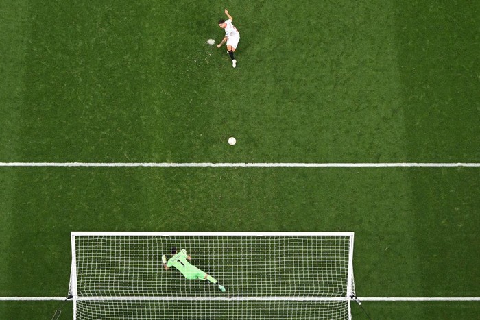 Sevilla vs AS Roma TOPSHOT - Sevilla's Argentinian defender Gonzalo Montiel shoots to score the winning goal in the penalty shoot-out during the UEFA Europa League final football match between Sevilla FC and AS Roma at the Puskas Arena in Budapest on May 31, 2023. (Photo by Odd ANDERSEN / AFP) (Photo by ODD ANDERSEN/AFP via Getty Images)