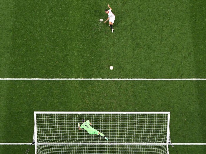 TOPSHOT - Sevilla's Argentinian defender Gonzalo Montiel shoots to score the winning goal in the penalty shoot-out during the UEFA Europa League final football match between Sevilla FC and AS Roma at the Puskas Arena in Budapest on May 31, 2023. (Photo by Odd ANDERSEN / AFP) (Photo by ODD ANDERSEN/AFP via Getty Images)