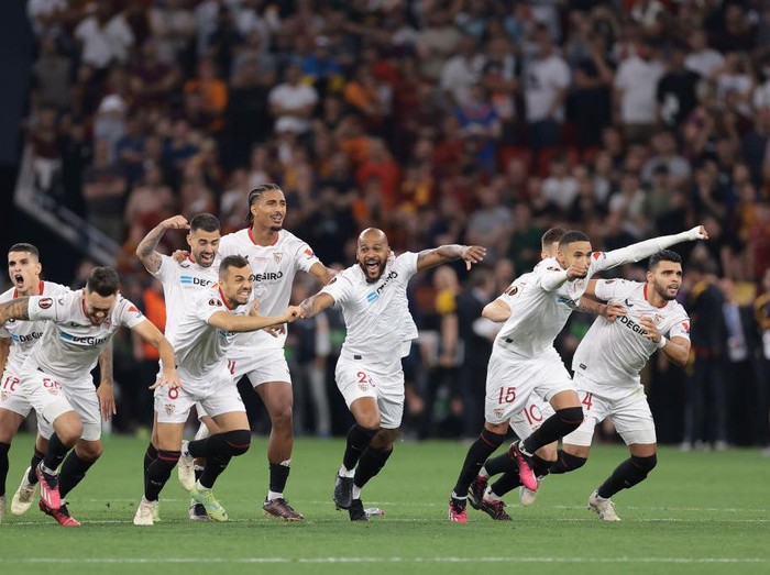 TOPSHOT - Sevilla's Argentinian defender Gonzalo Montiel shoots to score the winning goal in the penalty shoot-out during the UEFA Europa League final football match between Sevilla FC and AS Roma at the Puskas Arena in Budapest on May 31, 2023. (Photo by Odd ANDERSEN / AFP) (Photo by ODD ANDERSEN/AFP via Getty Images)