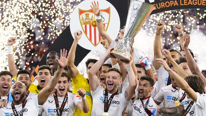 Sevillas team captain Ivan Rakitic lifts the trophy after winning the Europa League final soccer match between Sevilla and Roma, at the Puskas Arena in Budapest, Hungary, Wednesday, May 31, 2023. Sevilla defeated Roma 4-1 in a penalty shootout after the match ended tied 1-1. (AP Photo/Petr David Josek)