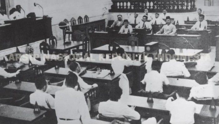 Sidang pertama Badan Penyelidik Usaha-Usaha Persiapan Kemerdekaan Indonesia (BPUPKI) pada 29 Mei-1 Juni 1945 di Gedung Chou Shangi In, yang kini dipahami selaku Gedung Pancasila. Sidang ini membahas dasar negara. Sidang pertama Badan Penyelidik Usaha-Usaha Persiapan Kemerdekaan Indonesia (BPUPKI) pada 29 Mei-1 Juni 1945 di Gedung Chou Shangi In, yang kini dipahami selaku Gedung Pancasila. Sidang ini membahas dasar negara.