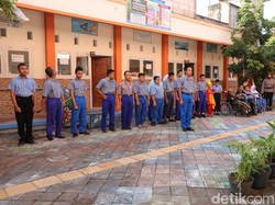 Momen Haru Siswa Difabel di Ponorogo Upacara Hari Lahir Pancasila