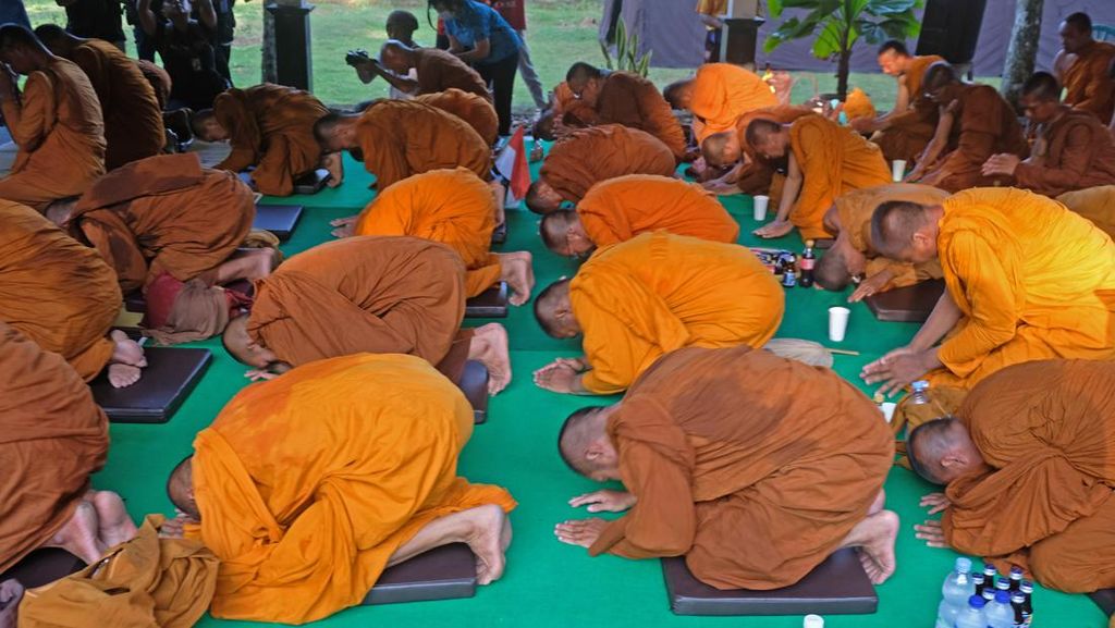 Sujud Syukur Para Biksu Atas Berakhirnya Ritual Thudong di Magelang Sujud Syukur Para Biksu Atas Berakhirnya Ritual Thudong di Magelang