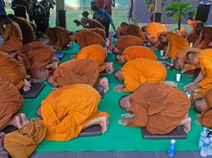 Sujud Syukur Para Biksu Atas Berakhirnya Ritual Thudong di Magelang Sujud Syukur Para Biksu Atas Berakhirnya Ritual Thudong di Magelang