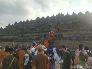 Terharunya Para Biksu Menapakkan Kaki di Puncak Candi Borobudur