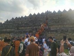 Terharunya Para Biksu Menapakkan Kaki di Puncak Candi Borobudur
