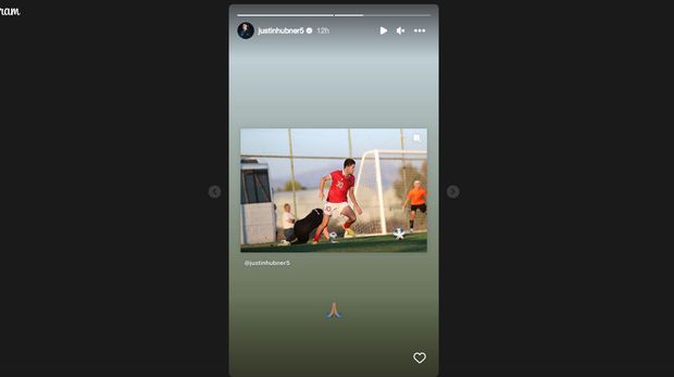 Justin Hubner memberikan emoji meminta maaf dengan mengenakan jersey Timnas Indonesia.