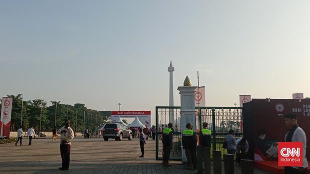 Sejumlah aparat keamanan dari Pihak Kepolisian, Satpol PP hingga Paspampres juga terlihat menjaga pintu masuk Monas.