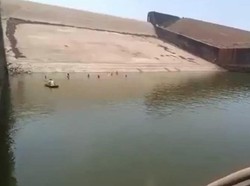 Repot! Waduk Sampai Dikuras Demi HP Pejabat yang Kecebur