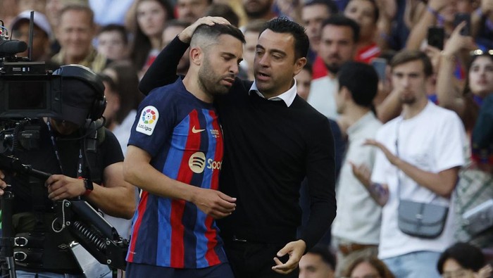 Barcelonas Jordi Alba, left is consoled by Barcelonas head coach Xavi Hernandez after being substituted in his last home game for the club during a Spanish La Liga soccer match between Barcelona and Mallorca at the Camp Nou stadium in Barcelona, Spain, Sunday, May 28, 2023. (AP Photo/Joan Monfort)
