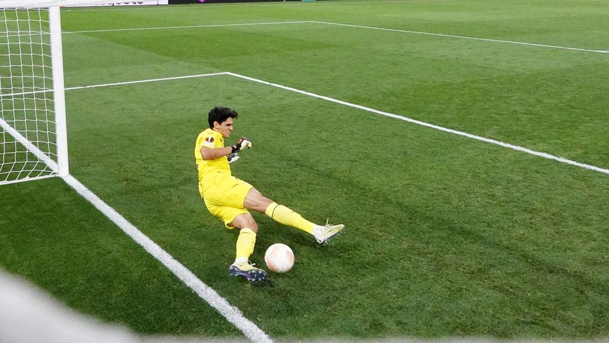 Yassine Bounou di laga final Liga Europa antara Sevilla vs AS Roma. (Foto: POOL via REUTERS/TEMPLATE)