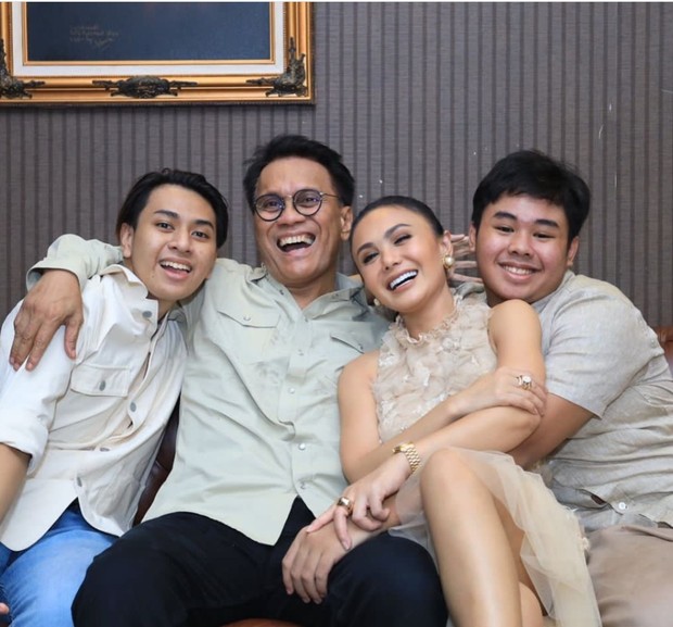 artis yang hidup rukun dengan mantan suaminya