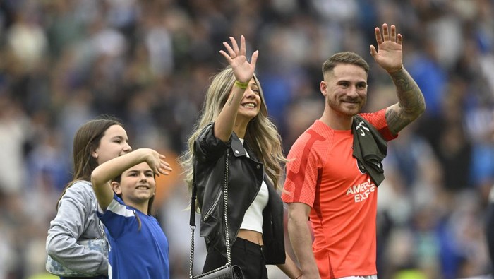 Soccer Football - Premier League - Brighton & Hove Albion v Southampton - The American Express Community Stadium, Brighton, Britain - May 21, 2023 Brighton & Hove Albions Alexis Mac Allister with family during the lap of appreciation after the match REUTERS/Toby Melville EDITORIAL USE ONLY. No use with unauthorized audio, video, data, fixture lists, club/league logos or live services. Online in-match use limited to 75 images, no video emulation. No use in betting, games or single club /league/player publications.  Please contact your account representative for further details.