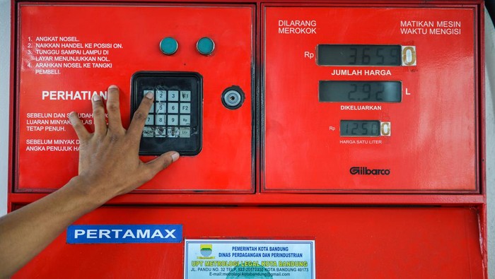 Asyik! BBM Nonsubsidi Turun Harga Pengendara keluar dari SPBU usai mengisi materi bakar di SPBU Pertamina Jalan Riau, Bandung, Jawa Barat, Jumat (2/62023). PT Pertamina (Persero) kembali menurunkan harga BBM non subsidi menyerupai pertamax dari harga Rp13.300 menjadi Rp12.500, pertamax turbo dari harga Rp15.000 menjadi Rp13.600 dan dexlite dari harga Rp13.700 mejadi Rp12.650 yang ditetatpkan per 1 Juni 2023. ANTARA FOTO/Raisan Al Farisi/hp.
