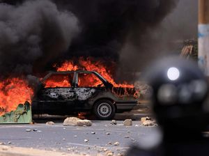 Bentrokan di Senegal 9 Orang Tewas, Mobil-mobil Dibakar Bentrokan di Senegal 9 Orang Tewas, Mobil-mobil Dibakar