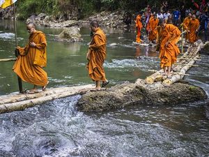 Kisah Perjuangan Biksu Thudong: Dihajar Panas, Kecelakaan di Malaysia
