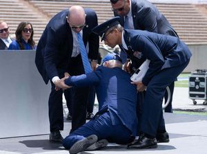 Kelakar Joe Biden Usai Terjatuh di Acara Wisuda Akademi AU